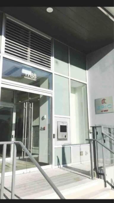 Stylish With Free Parking, 90 Day Minimum Vancouver
