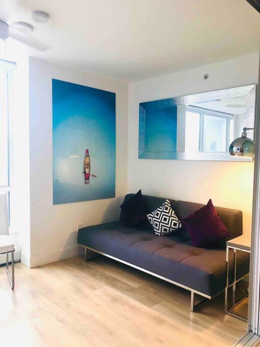 Stylish With Free Parking, 90 Day Minimum Vancouver