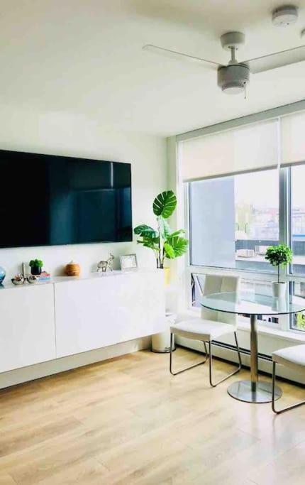 Stylish With Free Parking, 90 Day Minimum Vancouver
