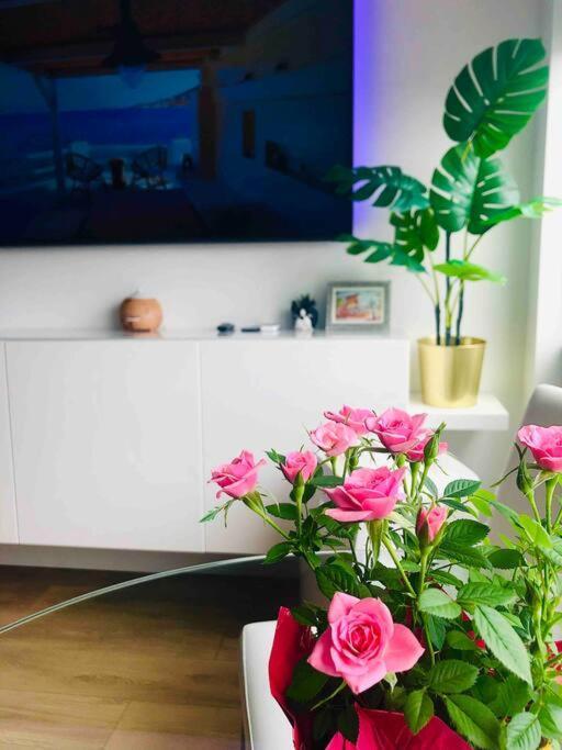 Apartment Stylish With Free Parking, 90 Day Minimum