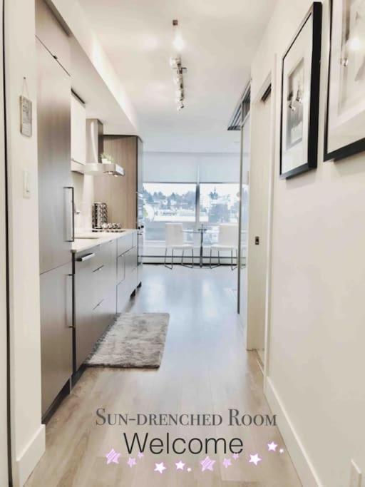 Apartment Stylish With Free Parking, 90 Day Minimum *