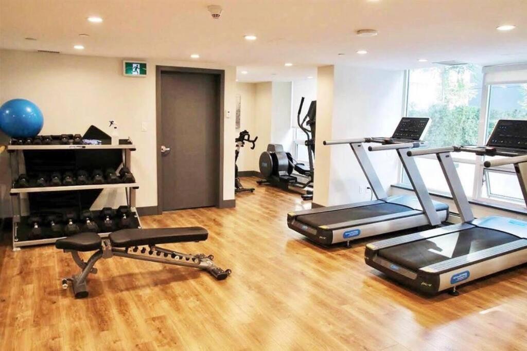 Stylish With Free Parking, 90 Day Minimum Vancouver