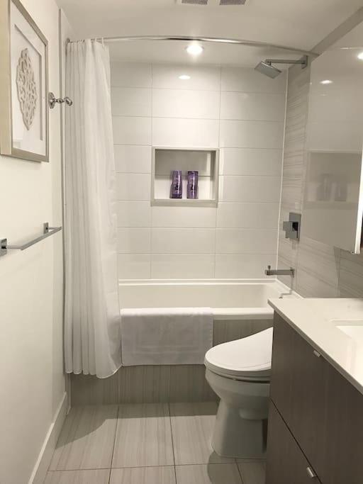 Apartment Stylish With Free Parking, 90 Day Minimum *