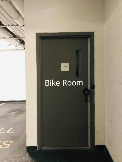 Stylish With Free Parking, 90 Day Minimum Apartment Vancouver