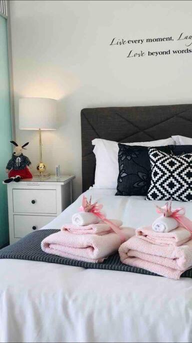 Apartment Stylish With Free Parking, 90 Day Minimum Vancouver