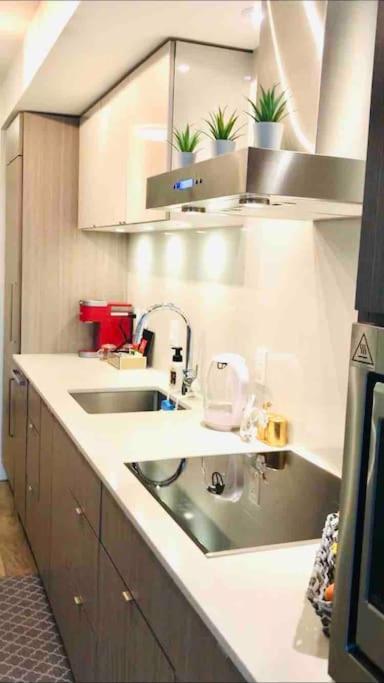 Stylish With Free Parking, 90 Day Minimum * Vancouver