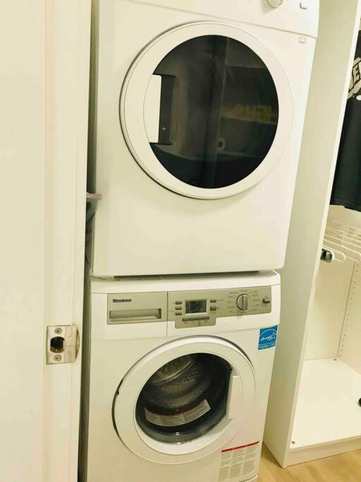 Apartment Stylish With Free Parking, 90 Day Minimum