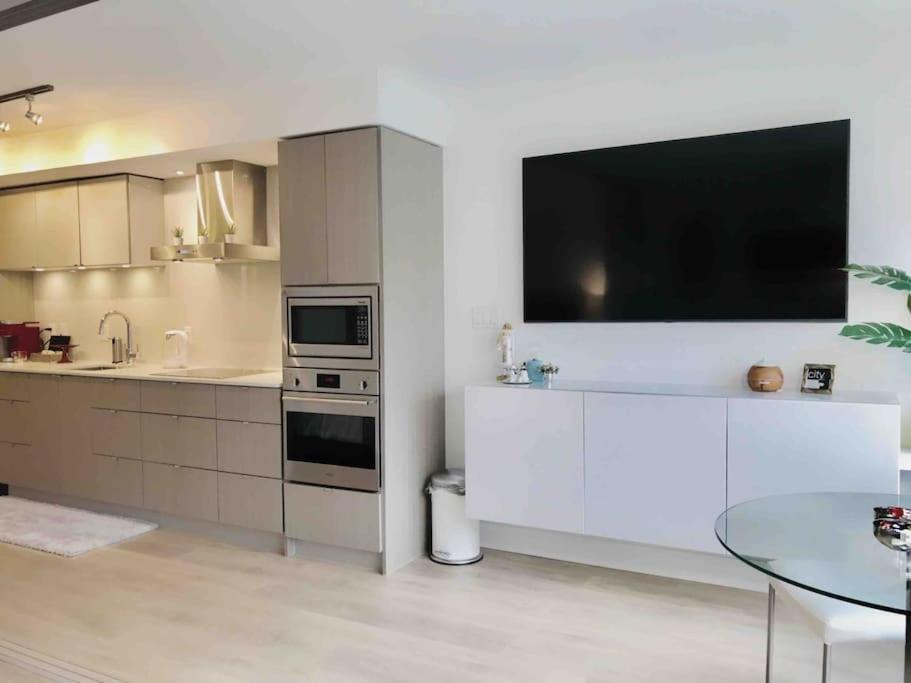 Stylish With Free Parking, 90 Day Minimum Apartment *