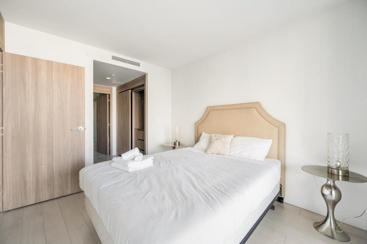 Modern High-rise Retreat With Stunning Access Apartment *