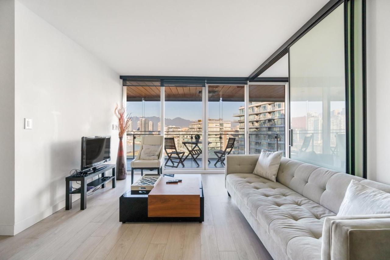 Apartment Modern High-rise Retreat With Stunning Access