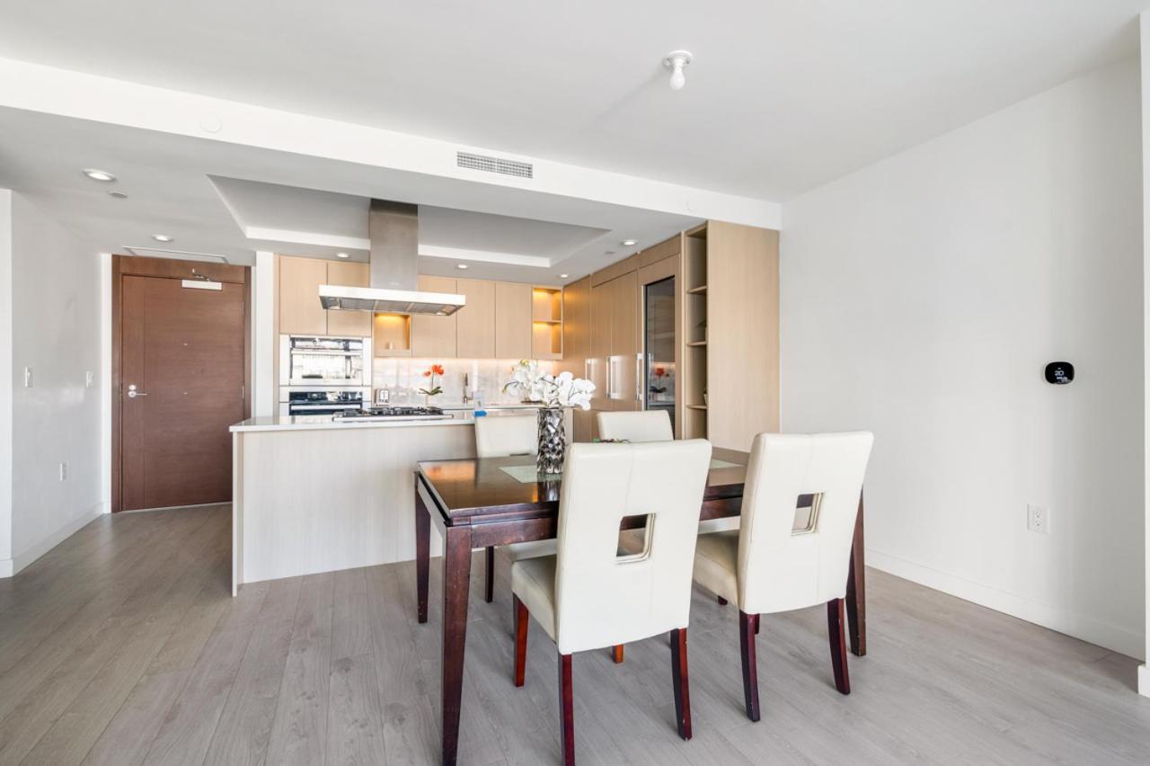Modern High-rise Retreat With Stunning Access Apartment Vancouver