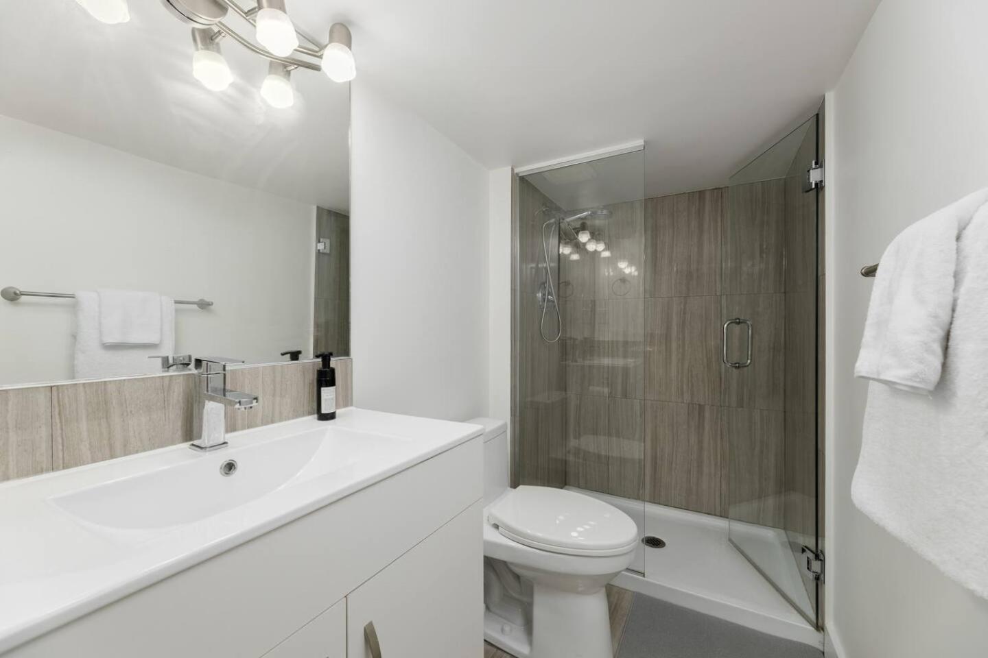 Cozy Near Ubc, Kits, And Dt