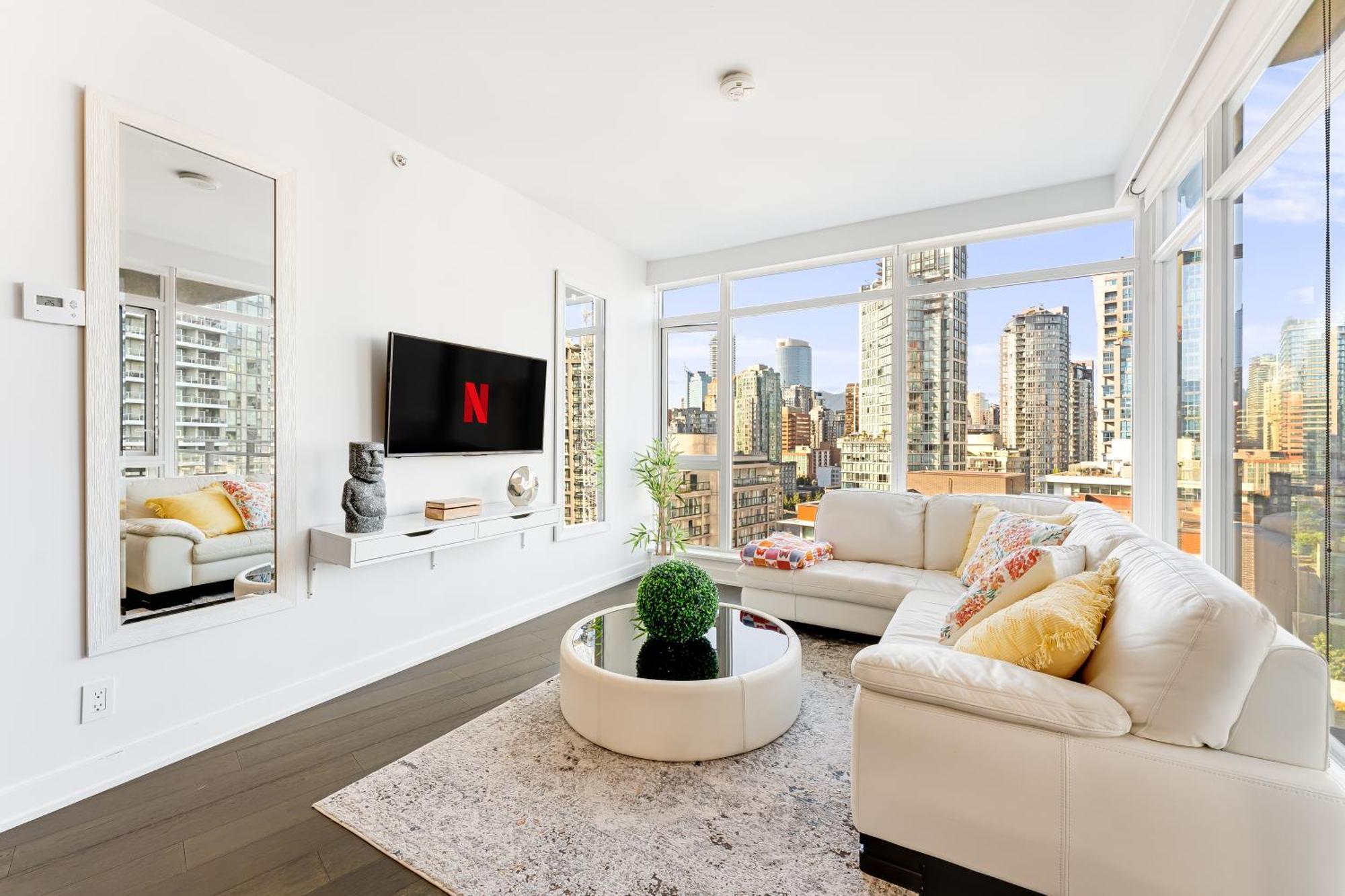 Urban Oasis Stylish 2 Bedroom With Unforgettable Views And Amenities Apartment *