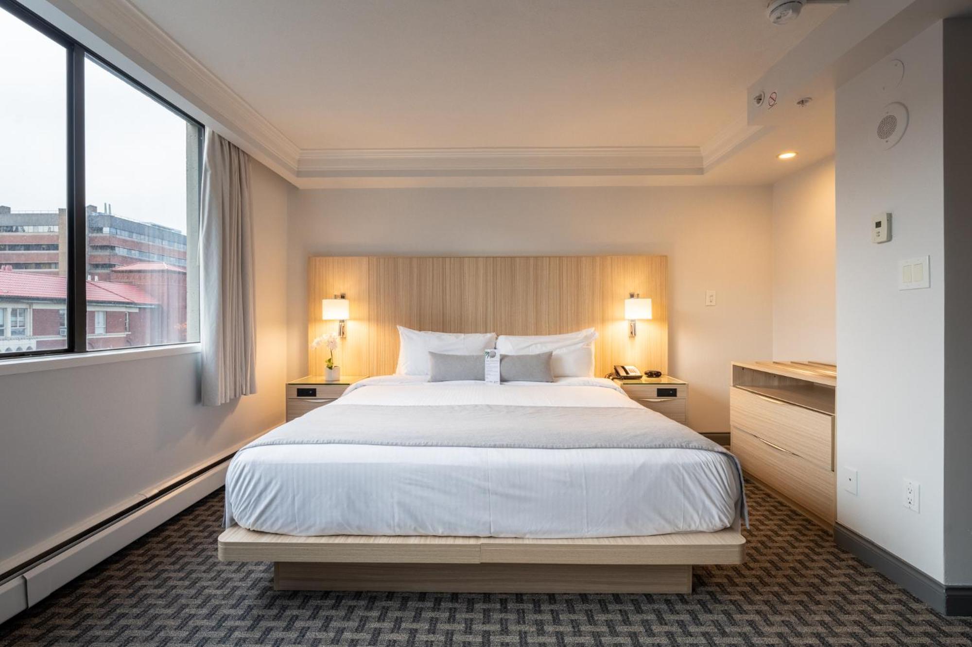 Century Plaza Hotel 3*