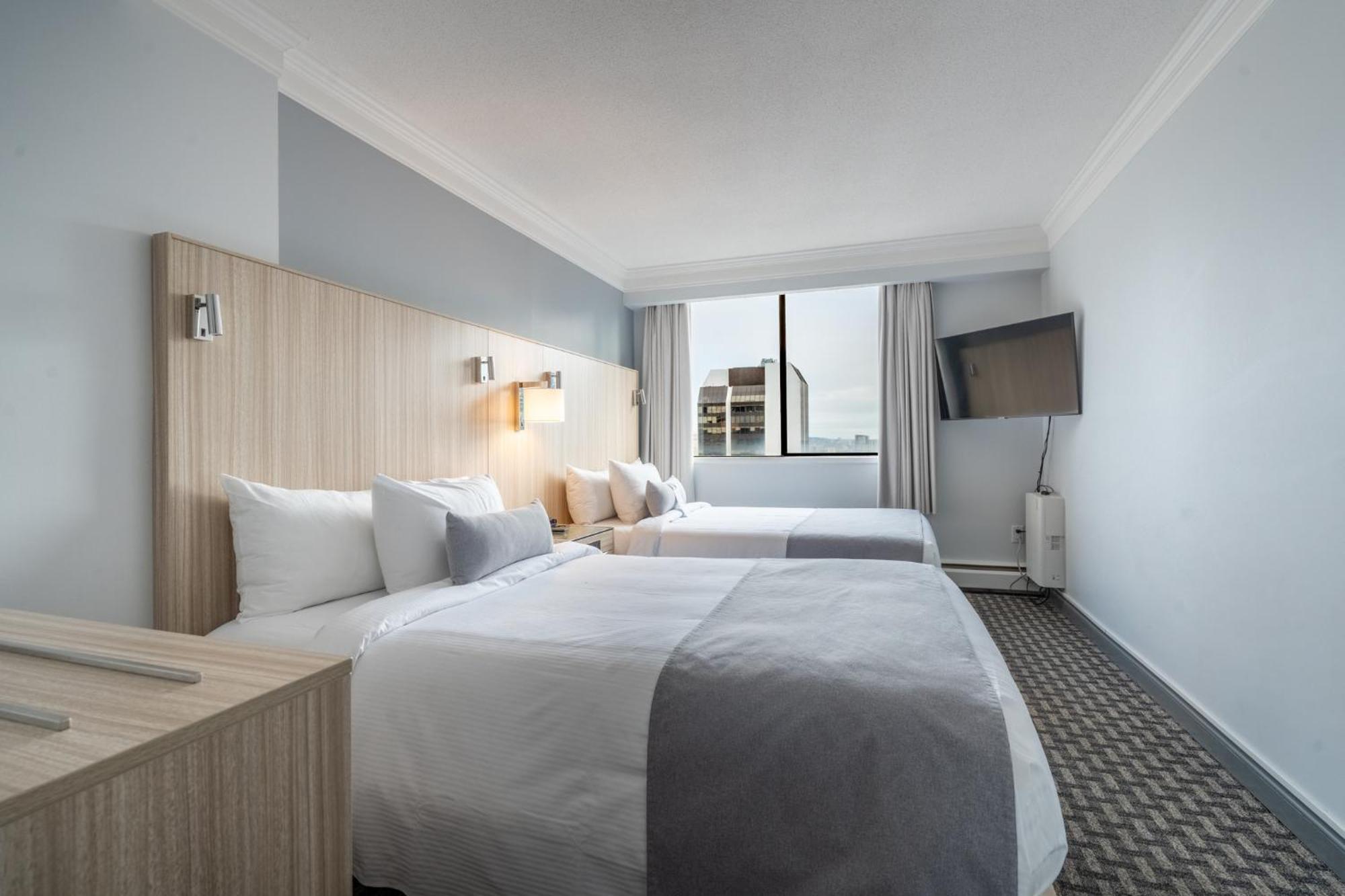 Century Plaza Hotel 3*