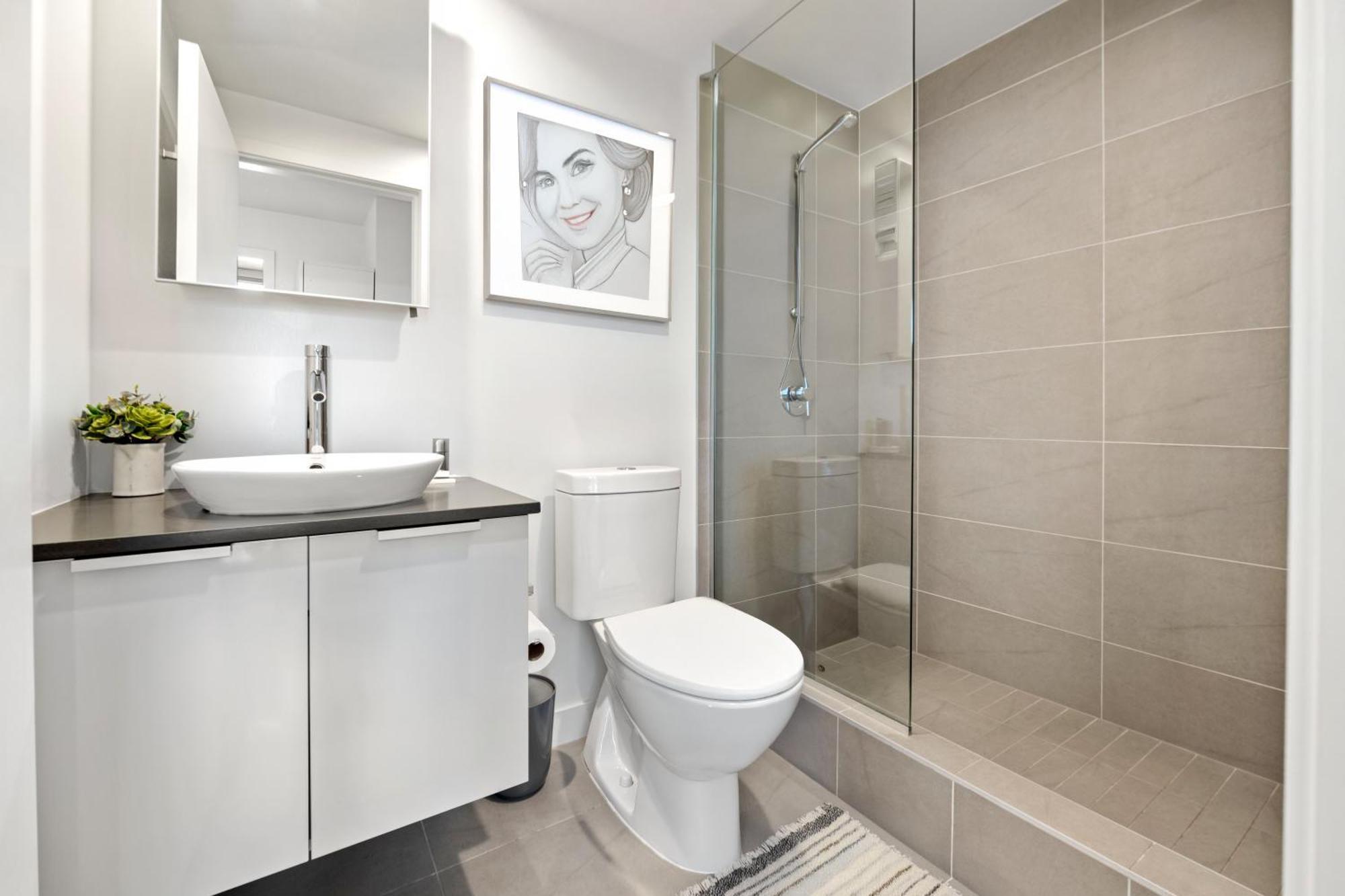 Spacious 2 Bedroom Downtown Retreat With Stunning Views Apartment