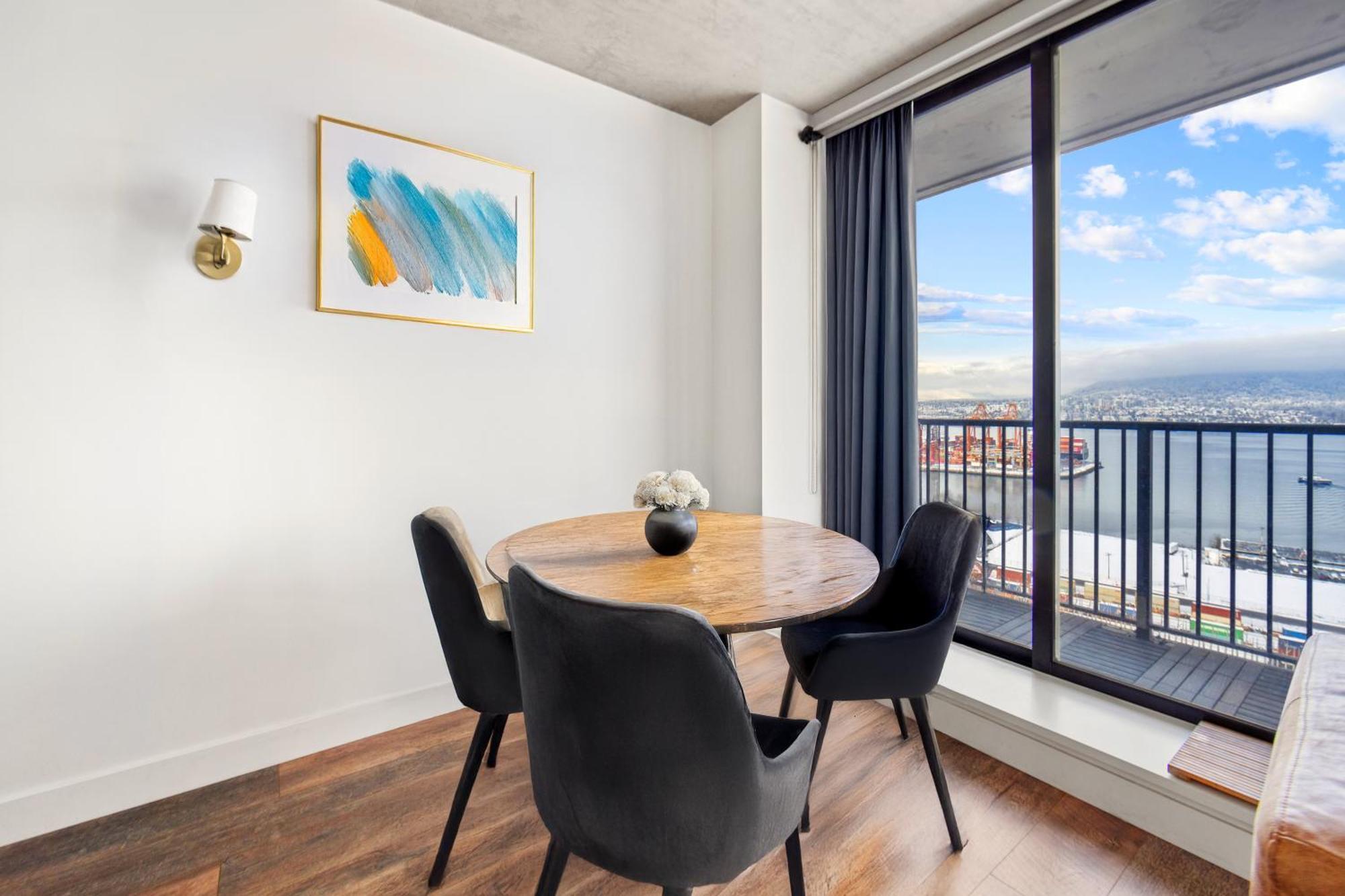 Spacious 2 Bedroom Downtown Retreat With Stunning Views Apartment *