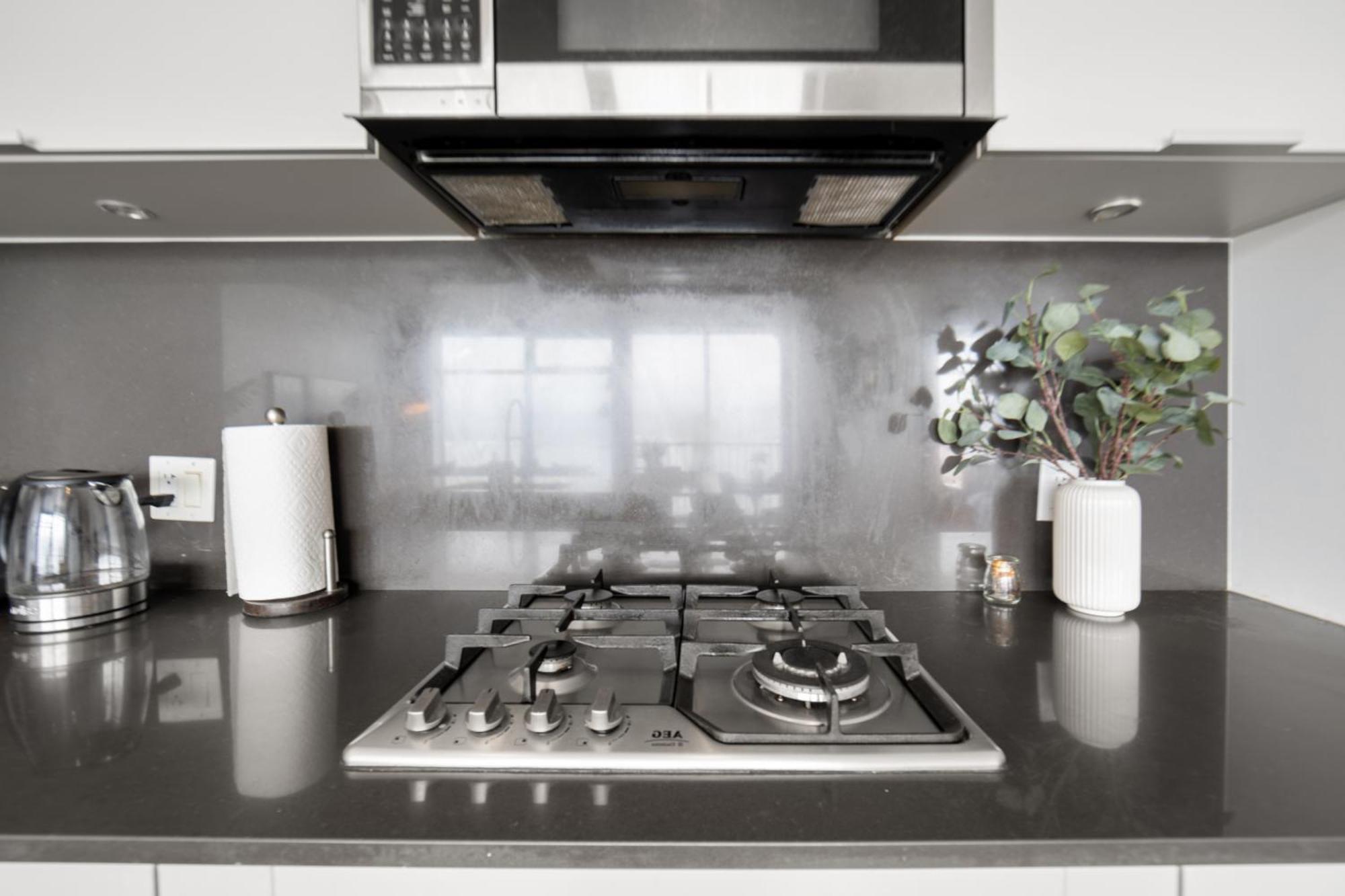 Spacious 2 Bedroom Downtown Retreat With Stunning Views *