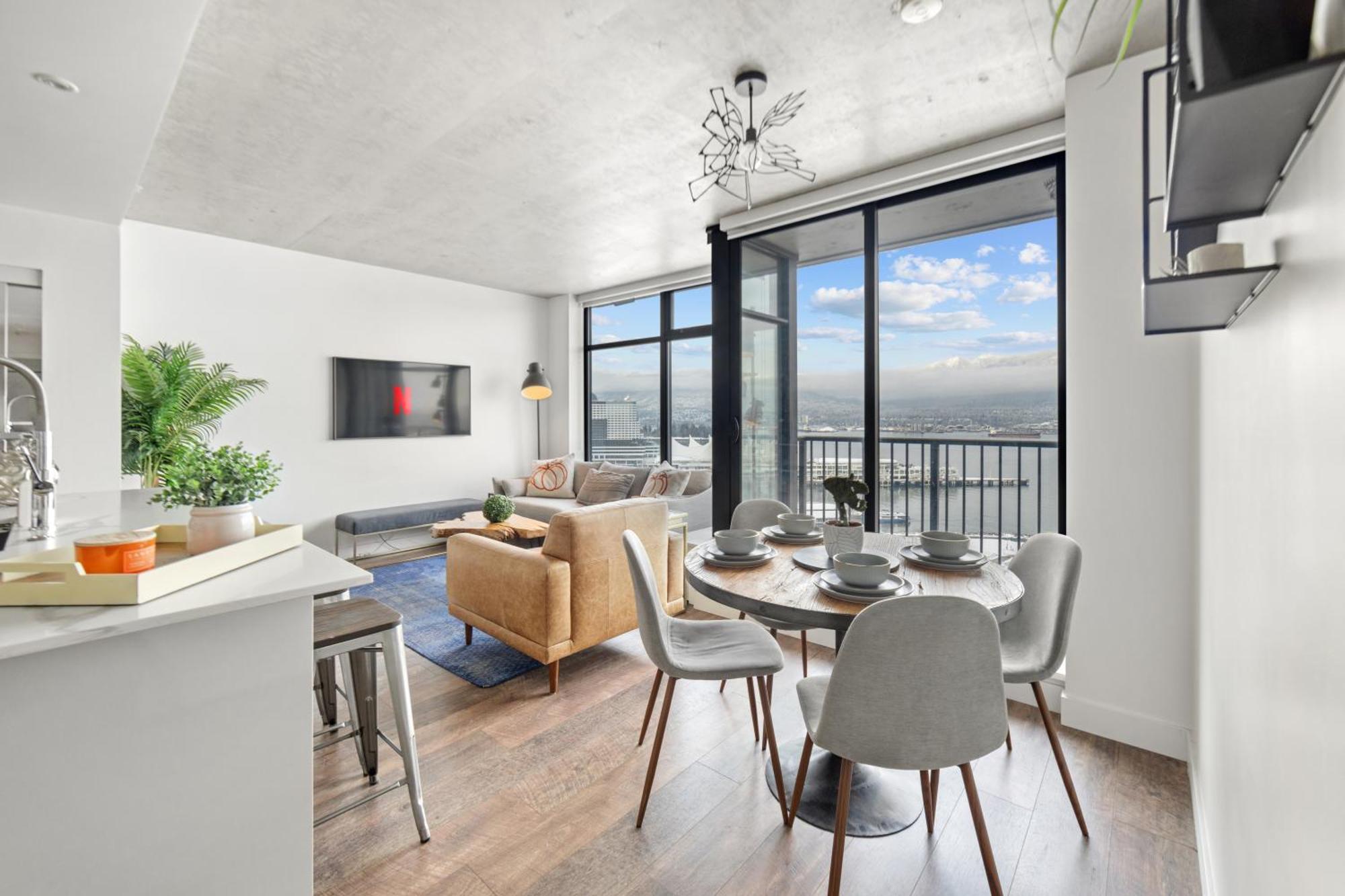 Spacious 2 Bedroom Downtown Retreat With Stunning Views