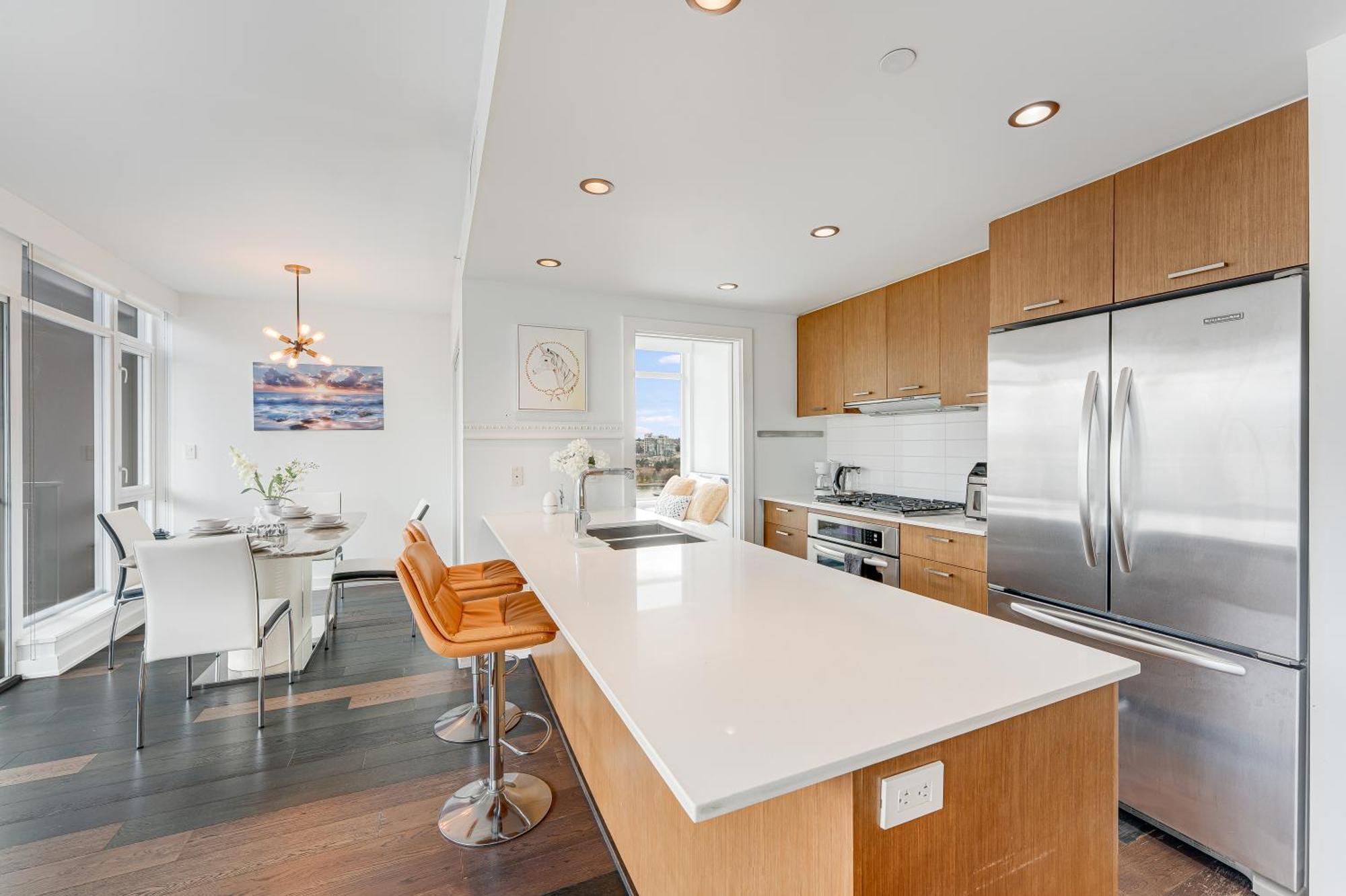 Elegant Two Bedroom Retreat Breathtaking Ocean And Skyline Views