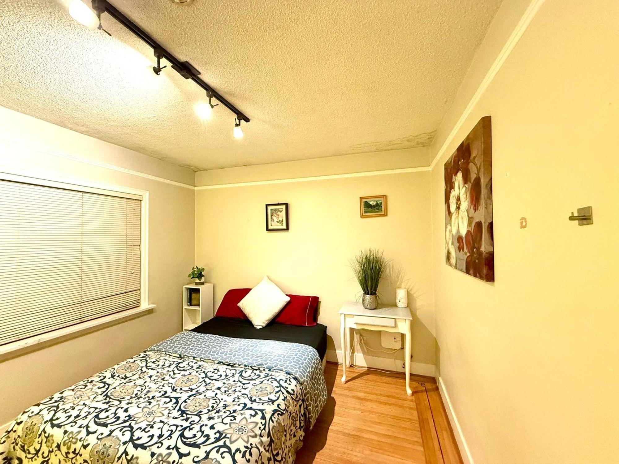 Charming Near Restaurants, And Transit Homestay