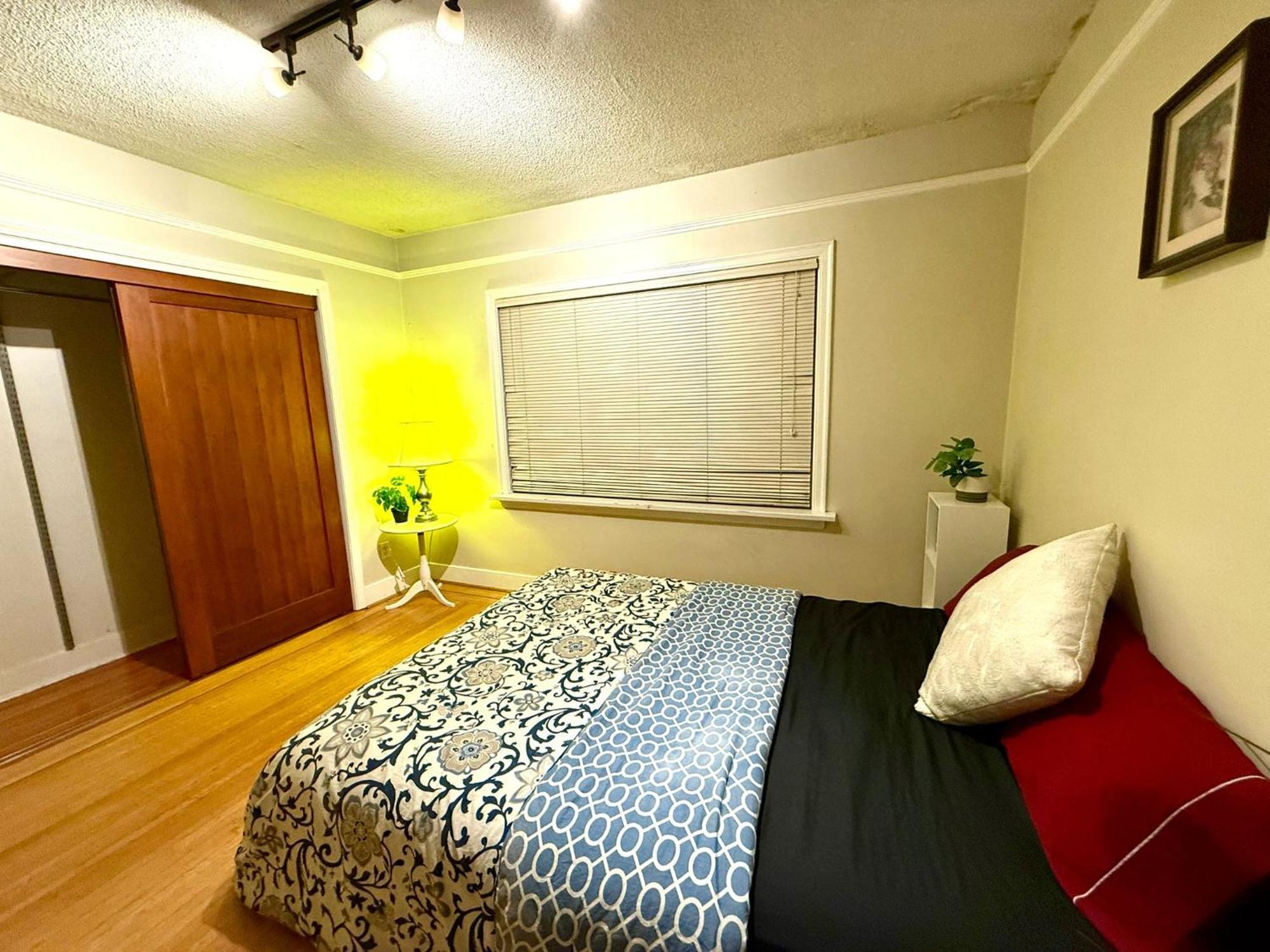 Charming Near Restaurants, And Transit Homestay
