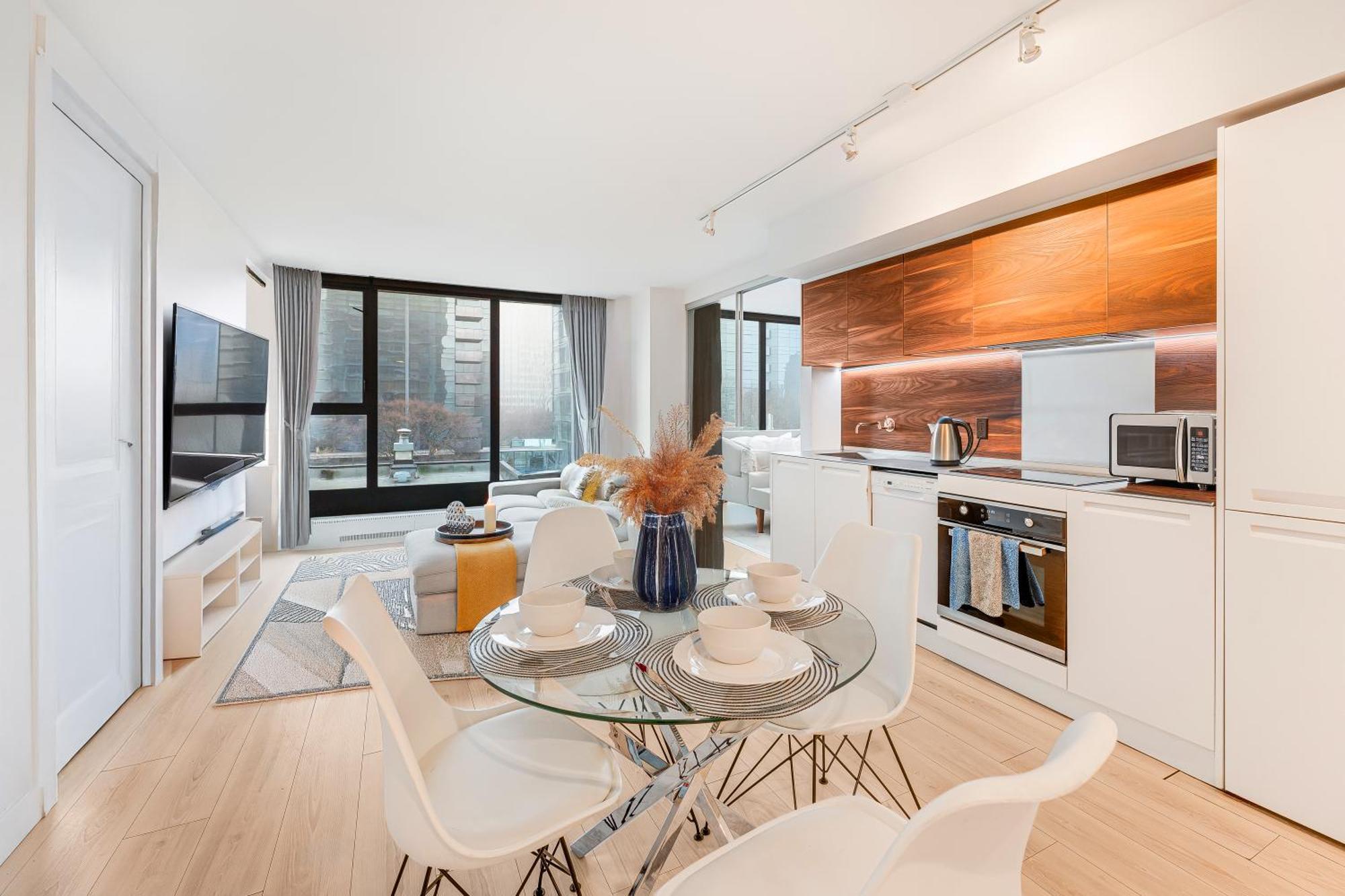 Downtown Gem Renovated 2 Bedroom Apartment Vancouver