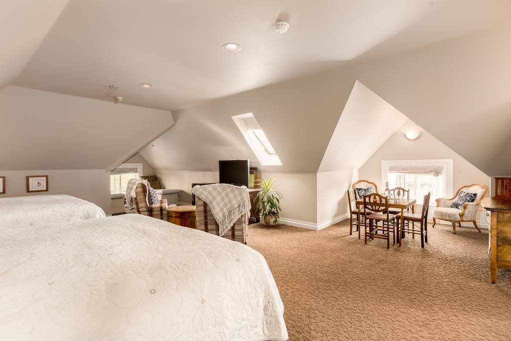O Canada House 4*
