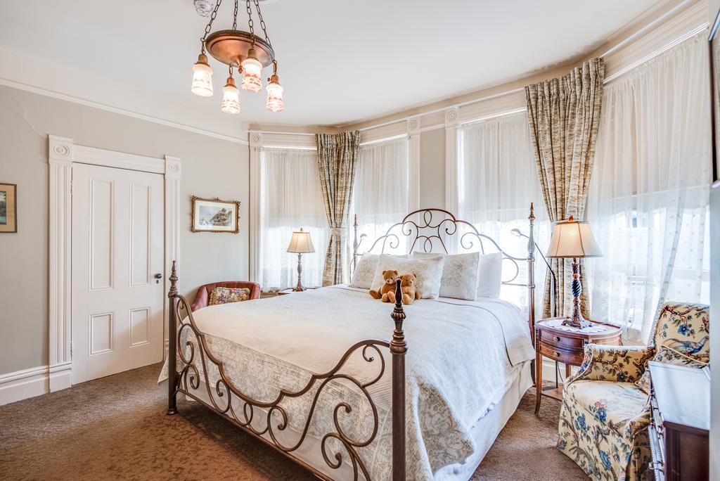 O Canada House 4*