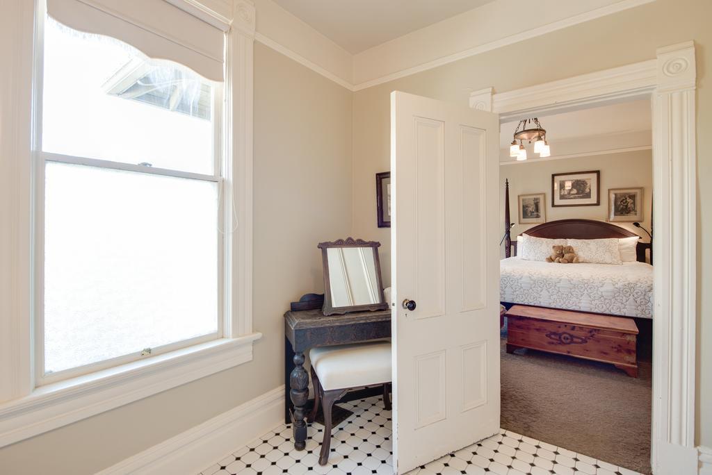 Bed & Breakfast O Canada House