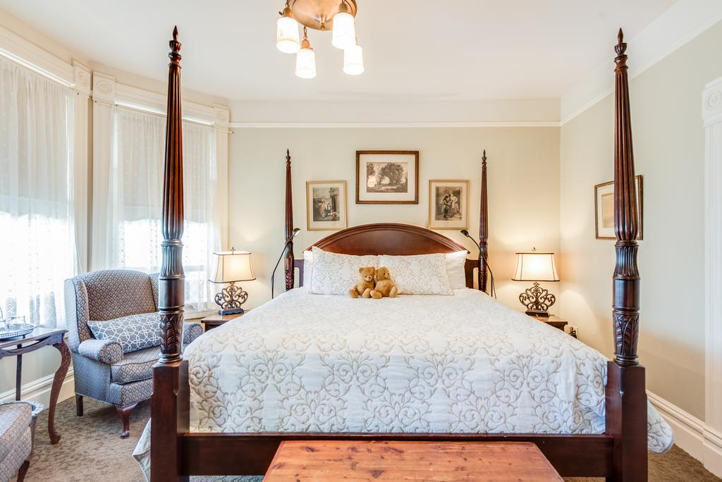 O Canada House Bed & Breakfast 4*