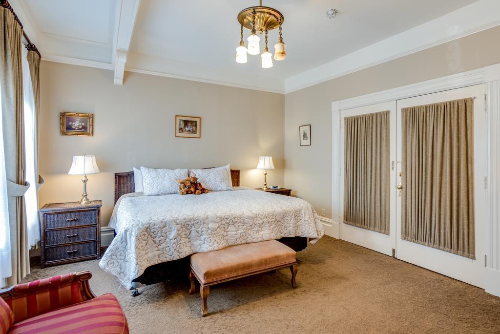 Bed & Breakfast O Canada House