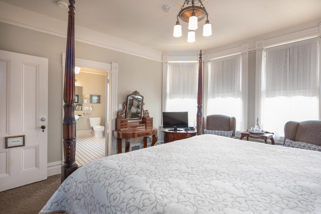 O Canada House Bed & Breakfast 4*