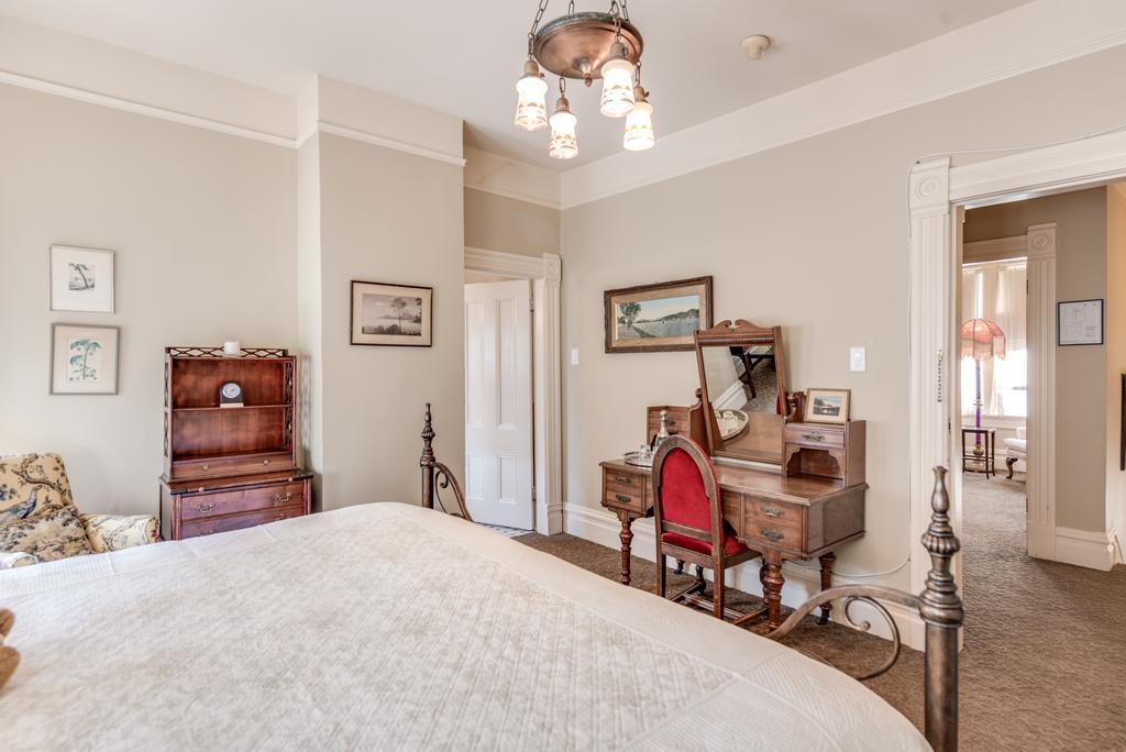 O Canada House 4*