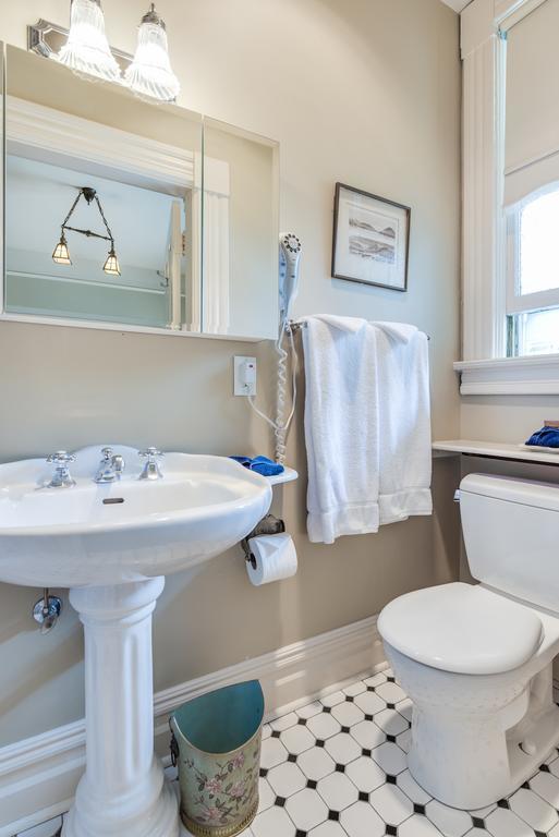 Bed & Breakfast O Canada House 4*