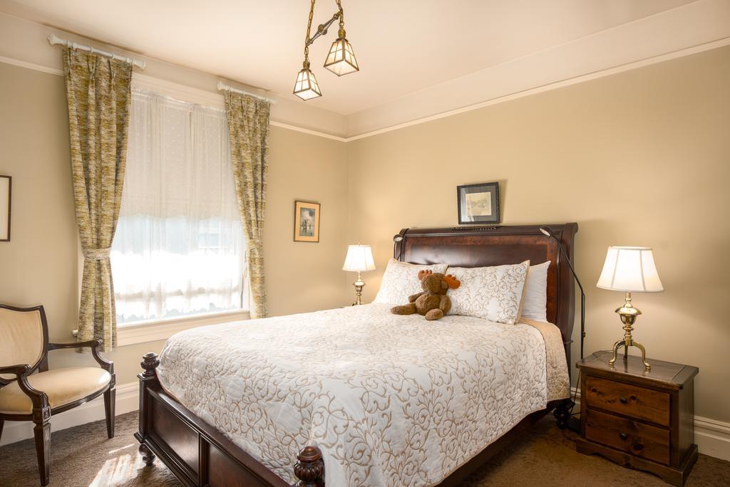 O Canada House 4*