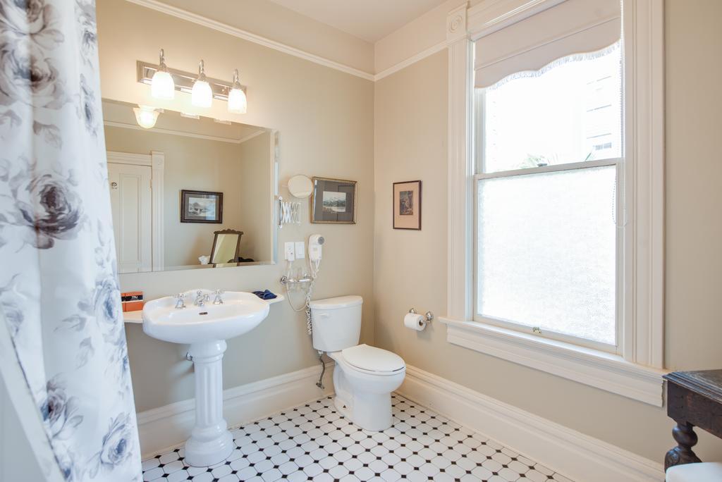 O Canada House Bed & Breakfast 4*