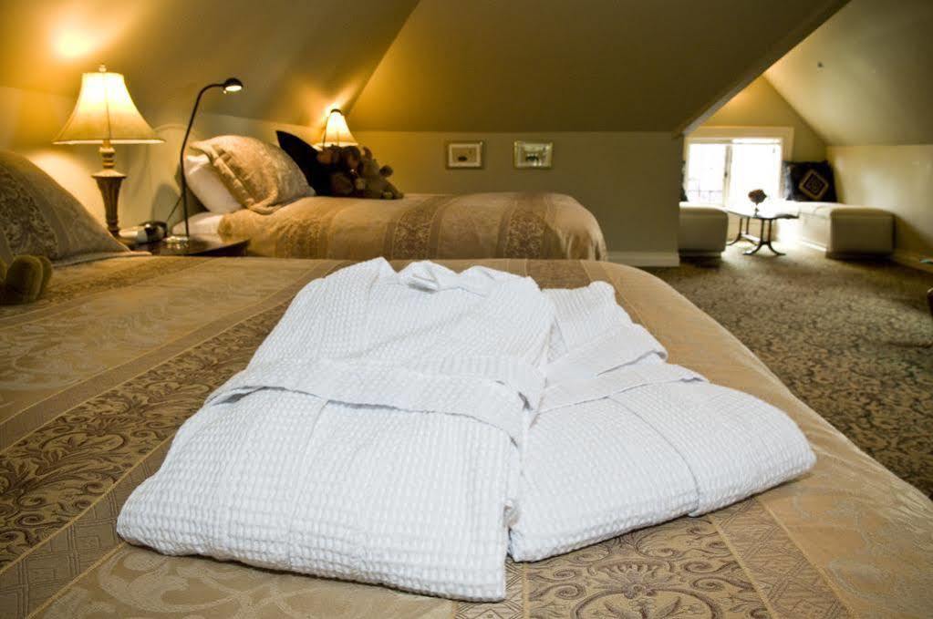 O Canada House 4*