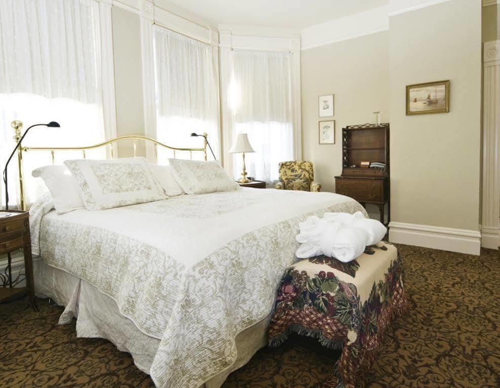 O Canada House Bed & Breakfast 4*