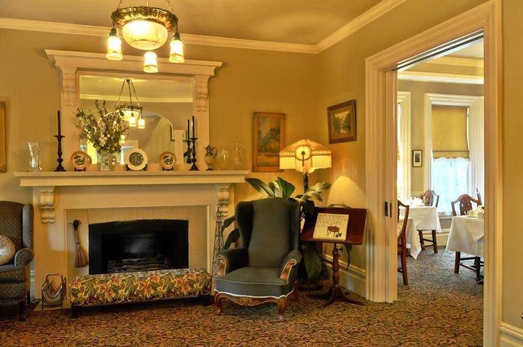 Bed & Breakfast O Canada House