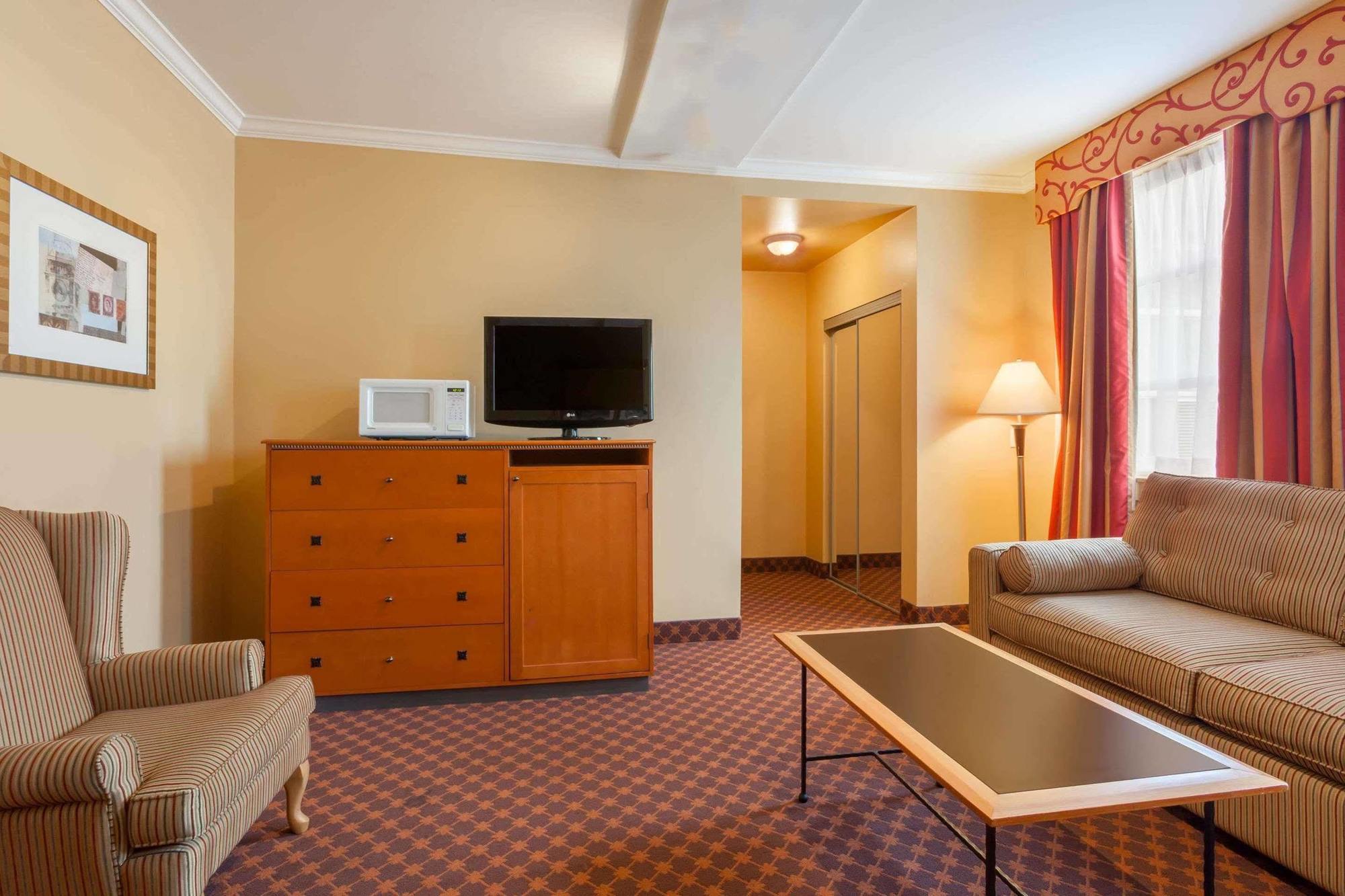 Howard Johnson By Wyndham Downtown