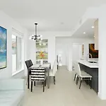 Cozy 2-Bedroom Condo In Vancouver
