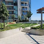Modern 1-Bedroom Plus Den Condo With Convenient Computer Setup, And Pet-Friendly Environment, An Ideal Accommodation For Travellers
