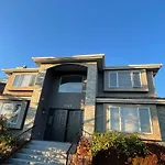 Adorable 2-Bedroom Basement In Vancouver