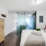 Cozy 1 Bedroom Unit Near Queen Elizabeth Park