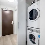 Cozy 1 Bedroom Unit Near Queen Elizabeth Park