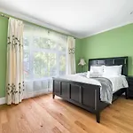 Vancouver Haven: Luxurious 5-Bedroom Retreat