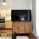Cozy Apartment On Granville Strip Yaletown Area