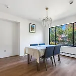 Sunny 1-Bedroom Private Rooms In Charming Vancouver