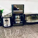 Charming 1Br Near Metrotown Dt Burnaby/ Vancouver